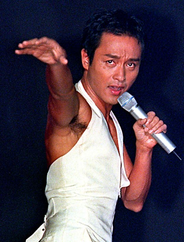 張國榮在2000年《熱·情》演唱會上以突破性別界限服飾演出，但長髮造型在香港站以外未有延續.jpg